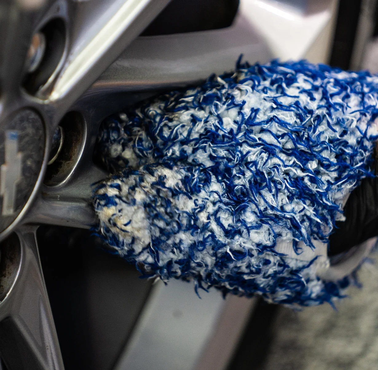 AutoFiber WHEEL PAW Wheel and Rim Cleaning Mitt - 2 pack - Image 4